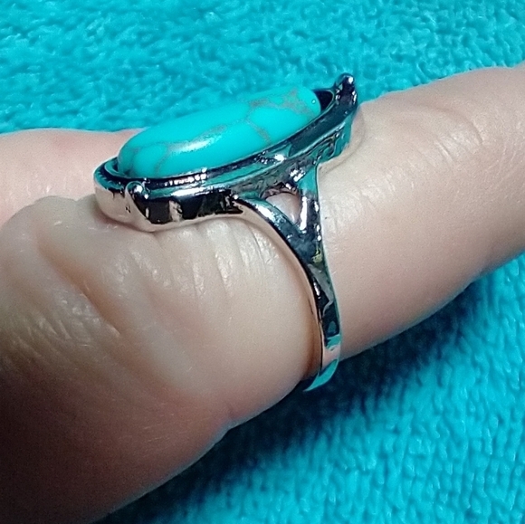Silvertone faux turquoise blue stone ring - Picture 4 of 4